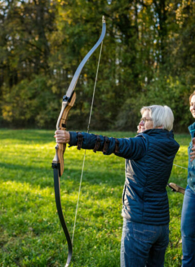 Dame übt Bogenschießen in der Schnupperstunde